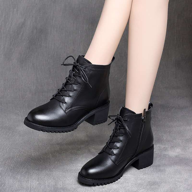 Bottes courtes à talons épais en cuir souple et velours