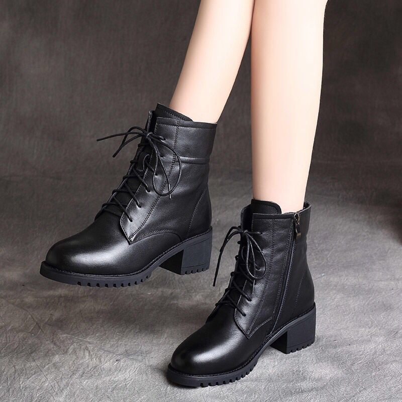 Bottes courtes à talons épais en cuir souple et velours