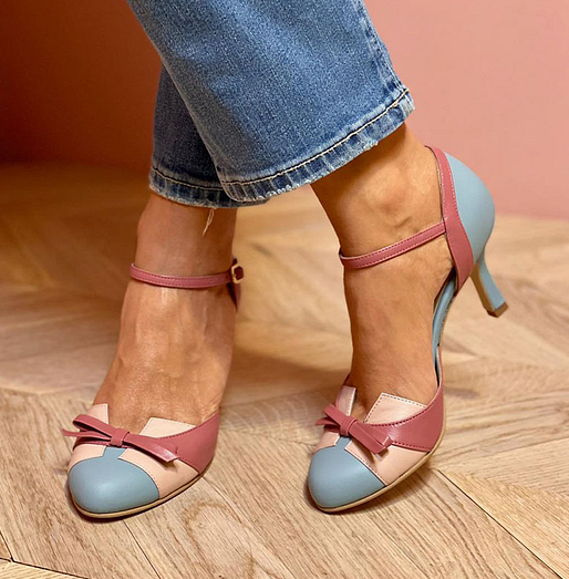 Pointed toe, buckle, high heel sandals