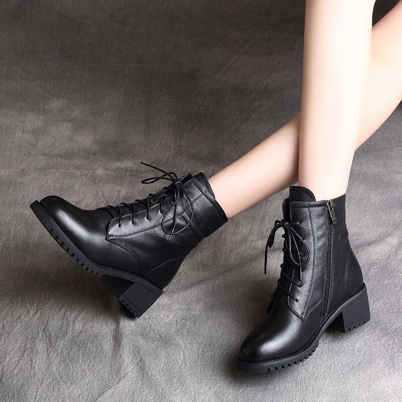 Bottes courtes à talons épais en cuir souple et velours